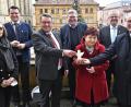 Bild: Petra Hartl
100.000 Euro spendet der Amberger Hospizverein für den Neubau des Bruder-Gerhard-Hospiz in Schwandorf. Symbolisch wurde im Amberger Rathaus ein Schutzengel überreicht (von links): Gisela Pöhler (Vorsitzende Hospizverein Schwandorf), Schwandorfs Landrat Thomas Ebeling, Martin Steinkirchner (Johanniter), Ambergs Oberbürgermeister Michael Cerny, Evi Bauer-König (stellvertretende Vorsitzende Hospizverein Amberg), Schwandorfs Oberbürgermeister Andreas Feller und Ambergs Hospizverein-Vorsitzender Georg-Franz Fröhler.