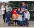 Bild: öt
Petra Söllner (rechts) überreichte mit den Buben und Mädchen des Neusorger Kinderhauses an Cornelia Wöhrl (links) bunte Basteleien.