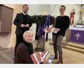 Bild: wku
Bianca Reiß (links) und Petra Eichermüller haben ein Kochbuch gestaltet. Der Erlös komme der Kirchenrenovierung zugute, informiert der evangelische Pfarrer Stefan Fischer.