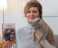 Bild: Michael C. Geiss
Katze Vivian schaut auf das Buch in Frauchens Hand, schließlich spielt der Samtpföter zusammen mit Artgenosse Fifina darin eine große Rolle. Liliya Geiss hat in ihrem ersten Gedichtband „Katzen-Verse“ auch die Erlebnisse mit ihren beiden Stubentigern humorvoll verarbeitet.