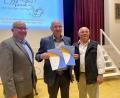 Bild: bph
Der Bezirksvorsitzende des Nordbayerischen Musikbundes Gerhard Engel (links) und Kreisvorsitzender Joseph Ferstl (rechts) zeichnen Georg Schmid mit dem Silbernen Verbandsorden des Nordbayerischen Musikbundes und der Ehrenurkunde für seine langjährige Tätigkeit aus.