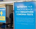 Symbolbild: Bernd Thissen/dpa
Das Symbolfoto entstand zu einem früheren Zeitpunkt in der Pandemie vor einem Kaufhaus in Dortmund - eine Testpflicht für alle gilt nun auch für die Teilnahme an Gremiumssitzungen in Mitterteich.