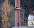Bild: ui
Arbeiter beginnen mit den Vorbereitungen zum Abbau des Kamins der ehemaligen Bleikristallfabrik Tritschler.