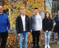 Bild: jzk
Tim Domeyer (M10, Zweiter von links) ist neuer Bezirksschülersprecher. An der Grund- und Mittelschule in Kemnath bildet er mit Verbindungslehrer Johannes Birkner, den Schülersprechern Rico Schicker (M9b) und Schülersprecherin Michelle Krause (M10), Verbindungslehrerin Heidrun Schelzke-Deubzer (von links) sowie den Klassensprechern die Schülermitverwaltung.