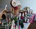 Bild: mab
Eine sehenswerte Auswahl weihnachtlicher Bastelarbeiten ist in den Fenstern des Pfarrheimes ausgestellt.
