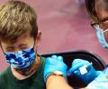 Bild: Keith Birmingham/dpa
Augen zu, auch wenn der Piks meistens gar nicht zu spüren ist. Die Vorbereitungen für die Impfung der Fünf- bis Zwölfjährigen laufen.