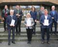 Bild: Hirsch
Jürgen Neuber, Robert Wutz, Brigitte Hecht, Reinhard Jäckel und Berthold Kick (vorne von links) erhielten die kommunale Dankurkunde des bayerischen Innenministers. Landrat, Bürgermeister und Abgeordnete (zweite Reihe) gratulierten.