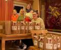 Bild: Manfred Wagner/exb
Mitglieder der Vorstandschaft des Gartenbauvereins Kühried fanden sich zum Tütenpacken im Feuerwehrhaus ein: Michaela Hummer (von rechts), Gerlinde Portner, Lydia Wagner und Gerlinde Brunner.