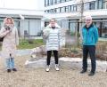 Bild: Kliniken Nordoberpfalz, Michael Reindl/exb
Chefärztin Dr. Stephanie Kuchlbauer freute sich über die Spende der Schimmel AG, die Beate Merkel (links) und Jürgen Laubert an die Palliativstation überreichen konnten.