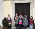 Bild: sei
Wo an den Adventssonntagen die Kinder der evangelischen Kirchengemeinde im Freien beten und singen, hinterlegen sie Holzsterne aus Rindenholz.