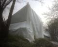 Bild: wro
Was an ein Werk des verstorbenen Künstlerehepaares Christo und Jeanne-Claude erinnert, ist der verhüllte Baustellenbereich im Osten der Mehrzweckhalle in Fuchsmühl.