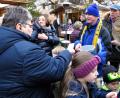Archivbild: ubb
Wie jedes Jahr hatte der Lions-Club Tirschenreuth auch im Advent 2019 beim Kunsthandwerklichen Weihnachtsmarkt seinen Losstand aufgestellt. Damals durfte noch Trubel sein. Nun haben sich die Lions wegen Corona eine Alternative überlegt.