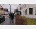 Bild: lue
Impfwillige mit Termin stehen am Mittwochnachmittag vor dem Impfzentrum in Waldsassen an.