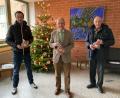 Bild: Stadt Weiden/exb
Michael Reindl (links), Kliniken Nordoberpfalz AG, und Tafel-Vorstand Josef Gebhardt (rechts) freuen sich über die gespendeten Lebkuchensterne, die Reinhold Gailer, Leiter Amt für öffentliche Ordnung, überreichte.