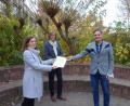 Bild: Oliver Vogel/exb
Bei der Urkundenübergabe zeigt das Bild (von links) Christina Apel, Johanna Baumann und Oliver Vogel.
