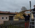 Bild: dob
BRK-Helfer Heinrich Rewitzer (links) und Grundschulhausmeister Thomas Beierl bringen am Montag das Schild "Impfzentrum" vor der Eglsee-Turnhalle in Vohenstrauß an. Hier wird nun wie schon im Frühjahr geimpft: Bis 30. November dienstags und mittwochs, danach montags bis freitags.