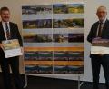 Bild: Birgit Pflaum VR Bank Mittlere Oberpfalz/exb
Vorstandssprecher Bernhard Werner und Vorstand Sebastian Gehmacher stellten den neuen Kalender vor.