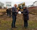 Bild: Hirsch
Initiatorin Marianne Deml (rechts) und Bauunternehmer Franz Wilhelm (links) gaben den Startschuss für das Senioren-Wohnprojekt "Am Ufertal" in Neunburg vorm Wald.