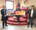 Bild: sne
Bayernwerk-Kommunalbetreuer Markus Windisch überreicht das "Lesezeichen" mit einer Geldprämie von 1000 Euro an Büchereileiterin Doris Baumann und Bürgermeister Edgar Knobloch (von links).