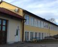 Archivbild: usc
Das ehemalige Schulhaus in Thansüß, das als Dorfgemeinschaftshaus dient, ist in die Jahre gekommen und muss saniert werden. Das Amt für Ländliche Entwicklung Oberpfalz stellt dafür 500.000 Euro an Fördermitteln bereit.