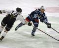 Archivbild: gb
Die Blue Devils bekommen es am Wochenende auswärts mit dem EV Füssen (Freitag, 19.30 Uhr) und zu Hause mit dem ECDC Memmingen (Sonntag, 18.30 Uhr) zu tun. Das Bild zeigt eine Szene aus dem Heimspiel gegen Füssen (3:1) mit dem Weidener Stürmer Chad Bassen (rechts), der mit 24 Punkten die Scorerliste der Oberliga Süd anführt.
