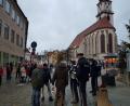 Bild: Tobias Gräf
Mit Laterne in der Hand, ohne Abstand und Maske diskutieren Teilnehmer des "Winterspaziergangs" in der Sulzbacher Innenstadt mit der Polizei.