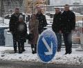 Bild: paf
Bundestagsabgeordnete Susanne Hierl (Dritte von links) besichtigte zusammen mit den Vertretern des CSU-Ortsverbandes um (von links) Florian Bart, Wina Pamler, Christian Steger, Max Klose und Patrick Fröhlich unter anderem die neu errichtete Querungshilfe an der B14.