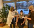 Bild: ise
Dr. Ariane Heigl (links) verabreicht Stunde um Stunde im Bürgersaal Coronaimpfungen und klärt geduldig über Risiken auf. Große Unterstützung hat sie von ihrem Mann Dr. Johannes Heigl und engagierten Helfern, die zum Teil aus dem Praxisteam von Ariane Heigl kommen.
