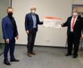 Bild: Silvia Philipp/Sparkasse Floß/exb
Vorstandsvorsitzender Gerhard Hösl (links) hat den Scheck mitgebracht. Bürgermeister Robert Lindner (Mitte) nimmt die Spende stellvertretend für alle Empfänger von Ulrich Höcker, Leiter der Geschäftsstelle Floß, entgegen.