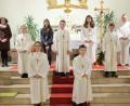 Bild: ohr
In der St.- Barbara-Kirche Stulln wurden vier Mädchen und drei Buben in den Dienst am Altar aufgenommen. Die sind (vorne, jeweils von links) Kristin Paa, Lara Wachtel und Thomas Jankowiak; zweite Reihe: Marie Attenberger, Johanna Grundler, Sebastian Bierler und Martin Lobinger. Verabschiedet wurden (hinten) Lisa-Marie Hellerbrand und Melissa Brandl. Mit im Bild Pfarrer Heinrich Rosner (rechts), dahinter Markus Seefeld und links Betreuerin Christine Stuiber.