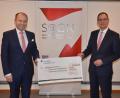 Bild: Kunz
Hans-Jörg Schön (links) und Robert Stahl präsentieren den Spendenscheck.