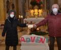 Bild: dob
Vorstandssprecherin Katrin Poschenrieder übergibt an Herbert Putzer von der Kinderkrebshilfe in der Region Oberpfalz Nord eine Spende in Höhe von 500 Euro. Das Geld stammt aus dem Erlös des Adventskranzverkaufs.