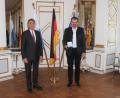 Bild: Regierung der Oberpfalz/Schmied/exb
Regierungspräsident Axel Bartelt (links) überreicht Johann Wiesnet die Kommunale Verdienstmedaille in Bronze.