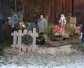 Bild: jr
Der Nikolaus wartet im Innenhof der Gästeinformation auf die kleinen Besucher, die in einer Kiste nach der Weihnachtspost und kleinen Geschenken suchen können. Aufgebaut wurde der Schlitten mit dem Nikolaus von Roswitha Schmeller (Mitte), mit dabei Ursula Stingl (links) von der Gästeinformation, sowie Brigitte Meyer, Vorsitzende des Tourismusvereins.
