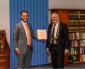 Bild: Hochschule Mittweida/exb 
Der Rektor der Hochschule Mittweida, Ludwig Hilmer (rechts), schätzt Leonhard Zintl (links) als „Impulsgeber für digitale Innovationen“.