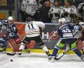 Archivbild: gb
Die Blue Devils gewannen am Freitag beim EV Füssen mit 3:0. Tomas Rubes (links, Szene aus dem Heimspiel gegen die Allgäuer) erzielte zwei Tore.