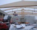 Bild: ige
Mächtige Holzbinder bilden das Gerüst für das Dach der neuen Dreifach-Turnhalle - vielleicht wird sie heuer noch "dichtgemacht".