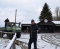 Bild: szl
Zwar musste die ersten "Kulinarische Weihnacht" der Stiftlandgriller und des Fischereivereins Stiftland abgesagt werden, als Alternative bieten die Vereine Schmankerl zur Abholung an. Um etwas Weihnachtsstimmung auf dem Platz zu verbreiten, hängen André Röckl (links) und Karsten Heßing (rechts) ein paar Lichterketten auf.