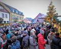 Archivbild: twi
Kaum vorstellbar und doch erst zwei Jahre her: Besucher drängen sich auf dem Wernberg-Köblitzer Adventsmarkt, der heuer zum zweiten Mal in Folge ausfällt.