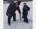 Bild: gis
Noah hilft seinem Opa Karl Kuhbandner bei den Arbeiten an der Wetterstation, hier beim Stechen des Schnees.