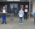 Bild: jr
Zertifikate für das erfolgreiche Durchlaufen des Berufsbildungsbereiches gab es in den KJF-Werkstätten St. Elisabeth. Im Bild (von links) Einrichtungsleiter Dr. Karl Kick, Lukas Haberkorn, Werkstattrat Stefan Rösch, Milena Wegener, Bildungsbegleiter Jürgen Hahn, Luca Selch und Maximilian Schmid vom Begleitenden Dienst.