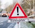 Bild: Julian Stratenschulte
Ein Schild weist auf Glatteisgefahr hin. Foto: Julian Stratenschulte/dpa/Archivbild