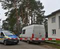 Bild: Patrick Pleul
Die Polizei hat ein Einfamilienhaus in Königs Wusterhausen abgesperrt. Foto: Patrick Pleul/dpa-Zentralbild/dpa