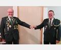 Bild: bsc
Das Ehrenkreuz in Gold des Deutschen Schützenbundes erhielt kürzlich Reinhard Schwarz (links) bei einem Ehrenabend des Oberpfälzer Schützenbundes. Der Vorsitzende des Schützenvereins Frauenreuth, Wolfgang Schlicht (rechts), gratulierte dem engagierten Schützen zur großen Auszeichnung und freute sich zusammen mit dem Geehrten auf eine kleine Nachfeier nach Corona.