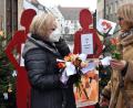 Bild: Stephan Huber
Das Rosenverteilen durch den SkF war Teil der Aktionswoche gegen sexualisierte Gewalt. "Rosen statt Veilchen" hieß es auf der Krambrücke in Amberg.
