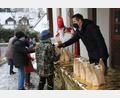 Bild: frd
Der Christkindlmarkt musste abgesagt werden, doch die Kinder sollten nicht leer ausgehen: Nikolaus und Bürgermeister Rudolf J. Teplitzky verteilten nun hinter dem Rathaus Geschenke.
