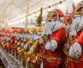 Symbolbild: Jens Kalaene/dpa
Schokoladenweihnachtsmänner in Reih und Glied.