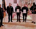 Bild: R. Kreuzer
Ehrungen bei der Kolpingsfamilie: (von links) Bannerträger Bernhard Jentsch, Vorsitzender Roland Hoffmann, Georg Kiener, Franz Ponkratz, und Pfarrvikar Robert Amandu.