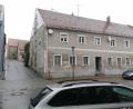 Bild: Portner
Dieses denkmalgeschützte Gebäude an der Hauptstraße bietet, zusammen mit den weiteren angrenzenden Leerständen in der Badergasse, laut Machbarkeitsstudie genügend Platz für eine Alten- und Pflegeeinrichtung im Zentrum der Stadt Schönsee.