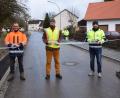 Bild: bö
Der erste Bauabschnitt für den Ausbau der Gemeindeverbindungsstraße in Allertshofen ist abgeschlossen. Georg Rumpler vom Ingenieurbüro Renner & Hartmann, Bürgermeister Florian Junkes und Bauleiter Michael Speckner (von links) durchschneiden das Trennband.